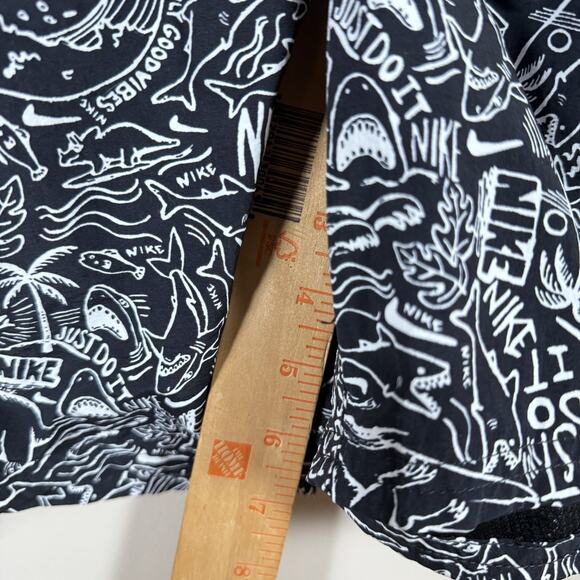 Nike Shark Mens SIZE SMALL Black Shark Icon 6.5" Volley Print Board Trunks Sport - Picture 5 of 12